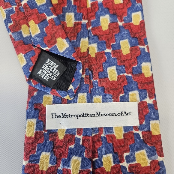 Metropolitan Museum of Arts Silk Red Blie Yellow Tie - Picture 2 of 3